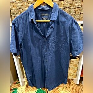 Banana Republic men’s size large, navy blue button up short sleeve shirt.